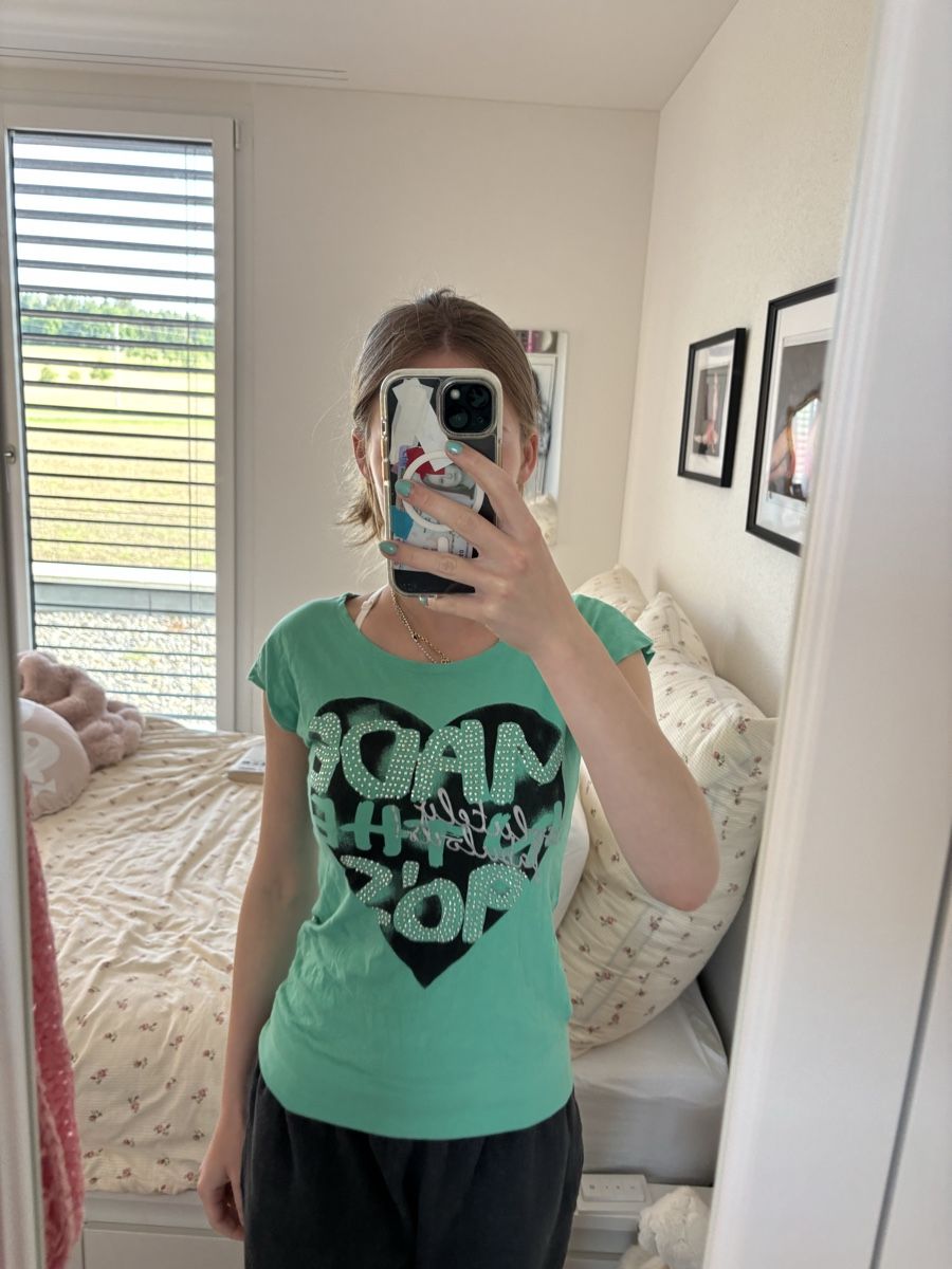 Top: Just Dance Graphic Tee – Usato da Steinhausen venduto da zgo_6dc6 2