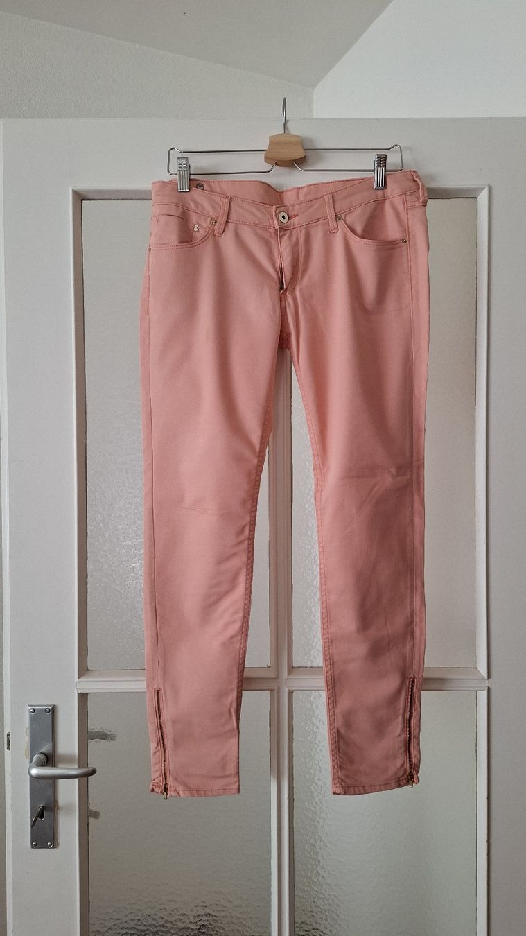 H&M Jeans: Jean rose saumon H&M – Usato da Vevey venduto da latessinoise