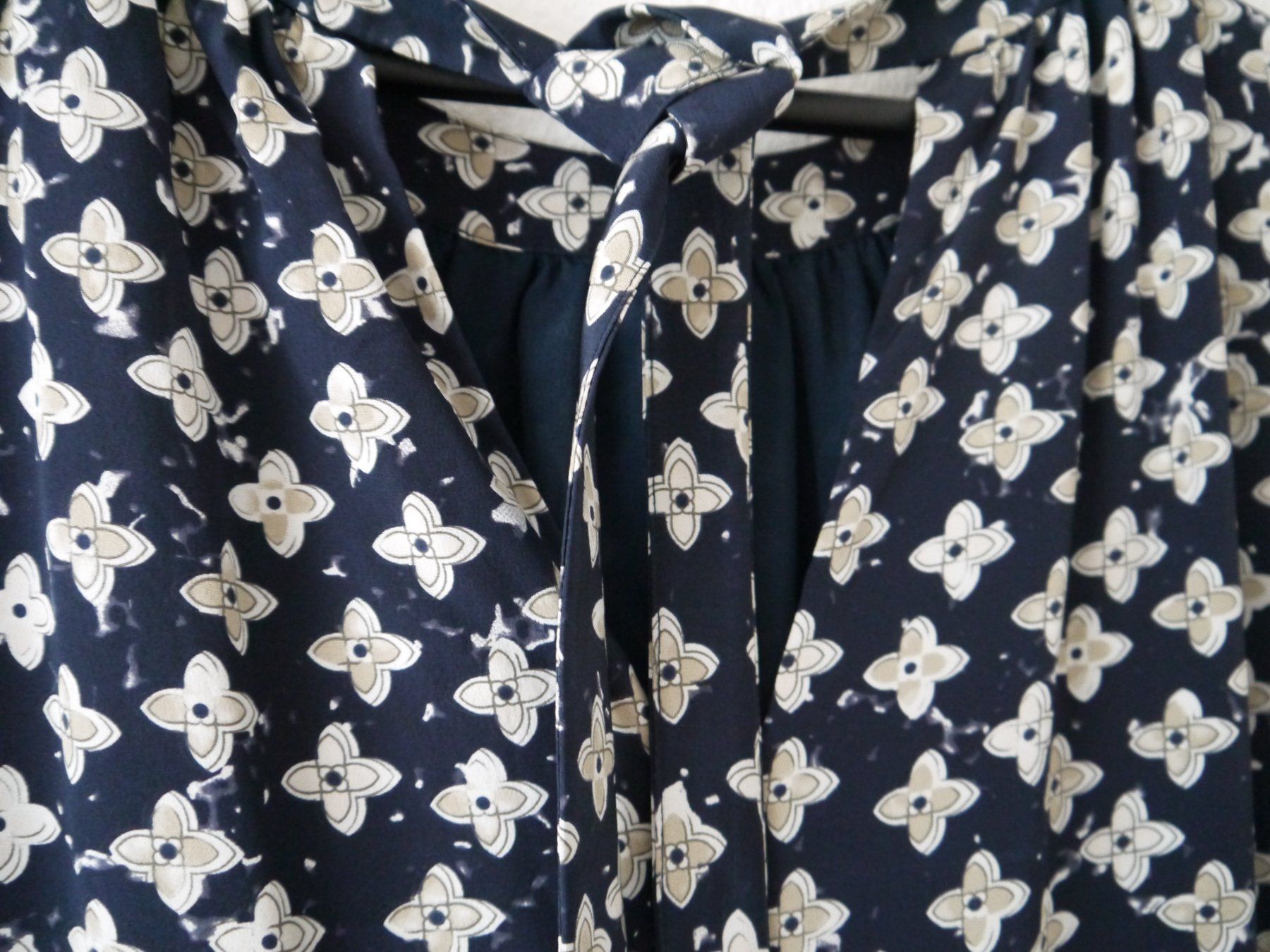 Hemisphere Vestiti: Hemisphere Kleid aus 100% Seide / Gr.M – Usato da Hagendorn venduto da Blaf 2