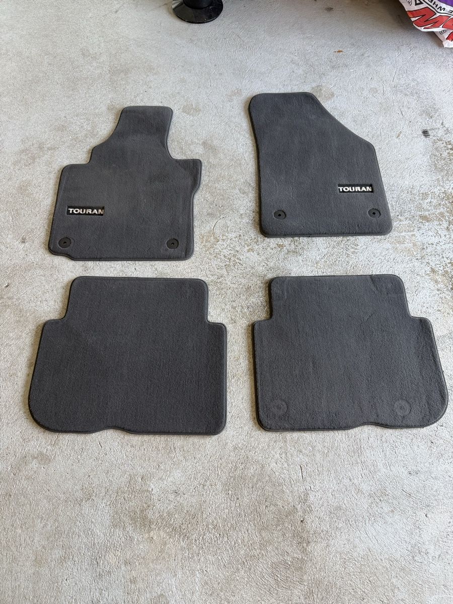 VW Tapis / Bacs: Tapis VW TOURAN – D'occasion à Biel/Bienne par MK_Cars