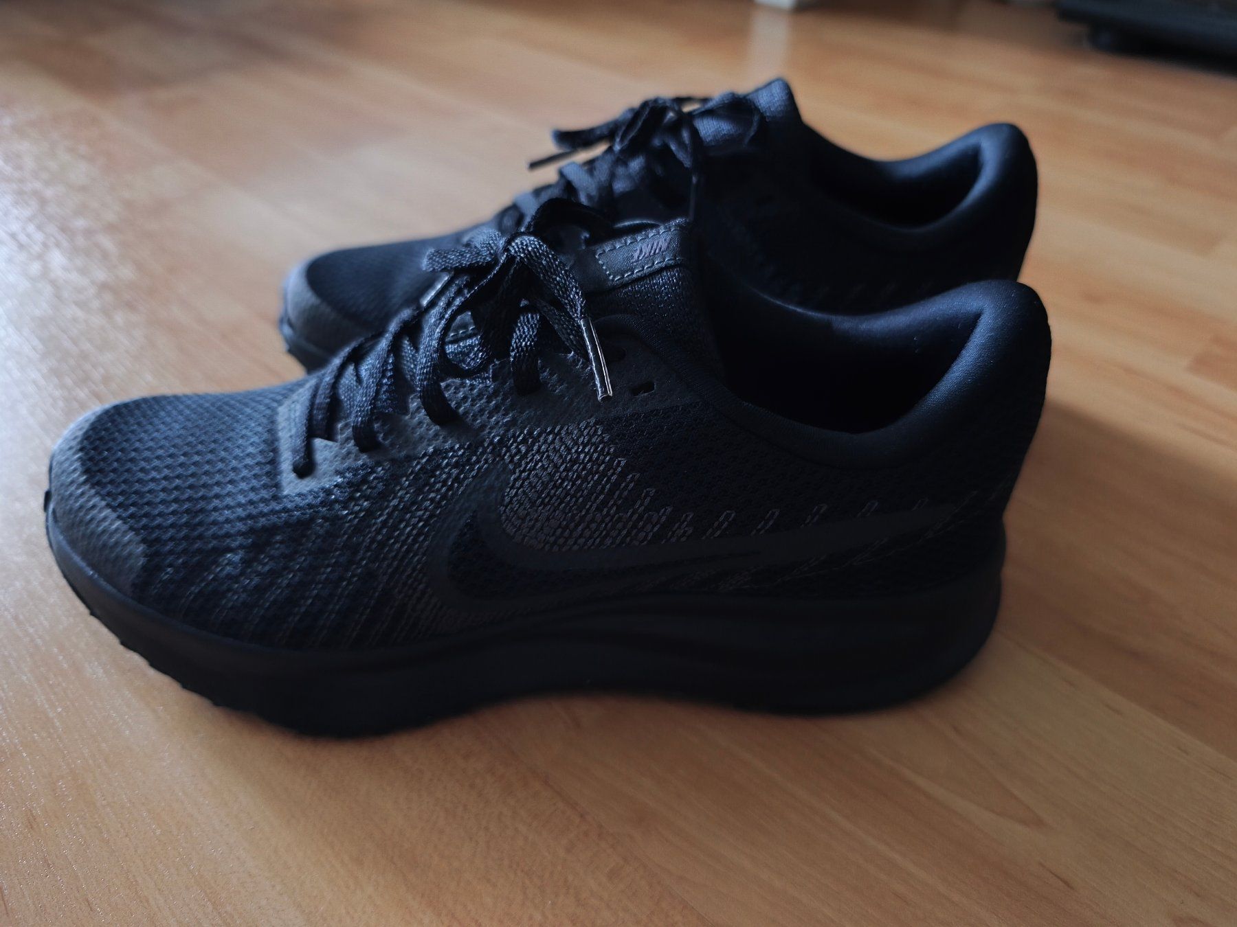 Nike Scarpe da donna: NIKE RUN DEFY Laufschuh Gr. 40, schwarz – Usato da Rüti ZH venduto da mome8 1