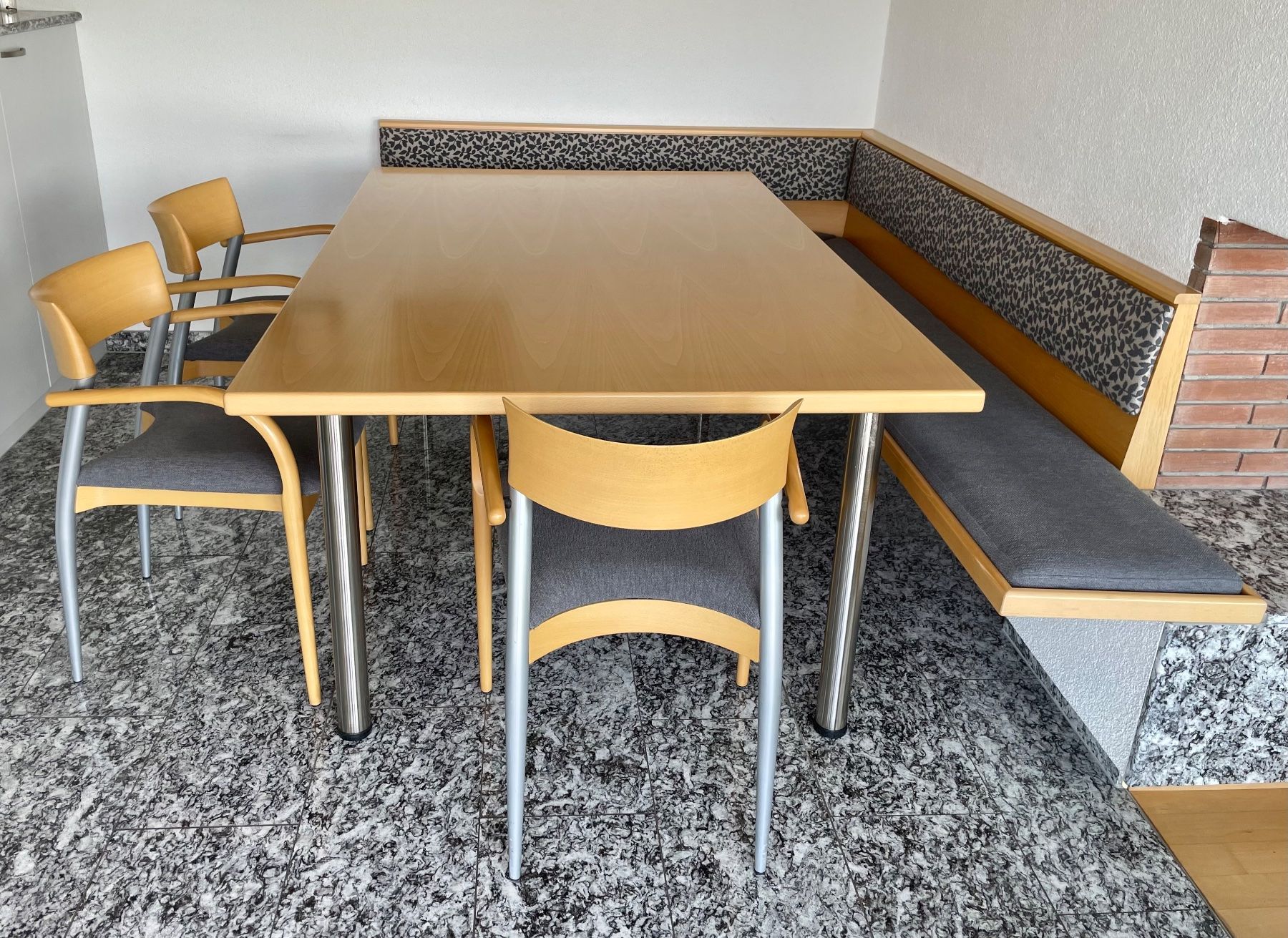 Set di tavolo e panche: Tisch mit 4 Stühlen & Eckbank (als Set oder einzeln) – Usato da Zürich venduto da gabibenz