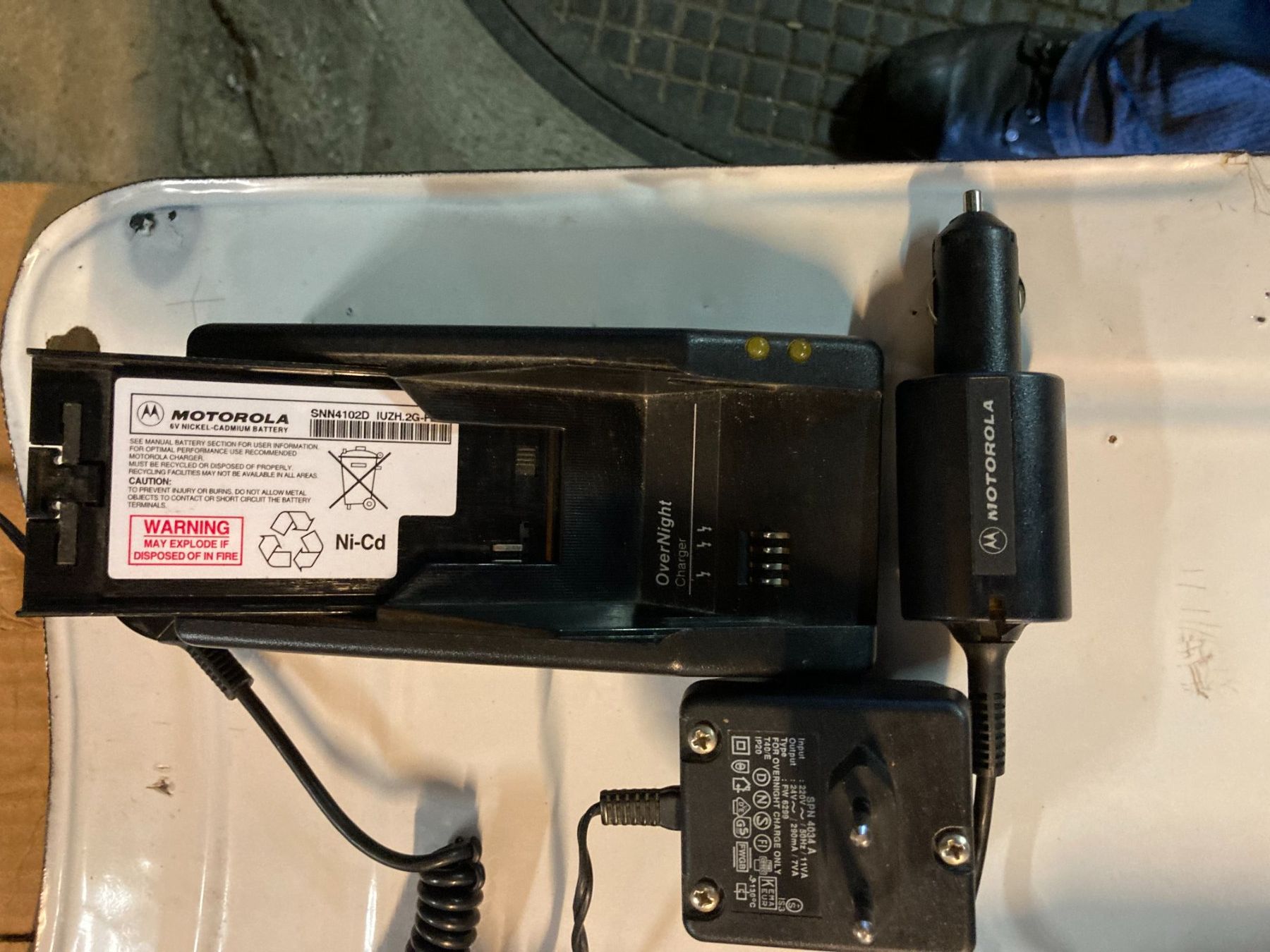 Motorola Telefoni cellulari / Smartphones: Altes MOTOROLA Natel, inkl. Ladegerät – Difettoso da Filzbach venduto da Sugi7 5