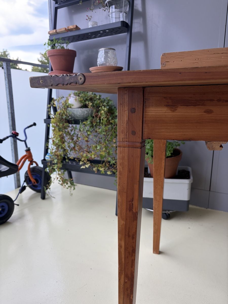 Tables: Antiker Holztisch mit Messingecken – D'occasion à Belp par Fam_Beutler 4