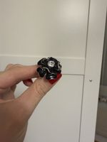 Blumenring in Schwarz mit Glitzerstein