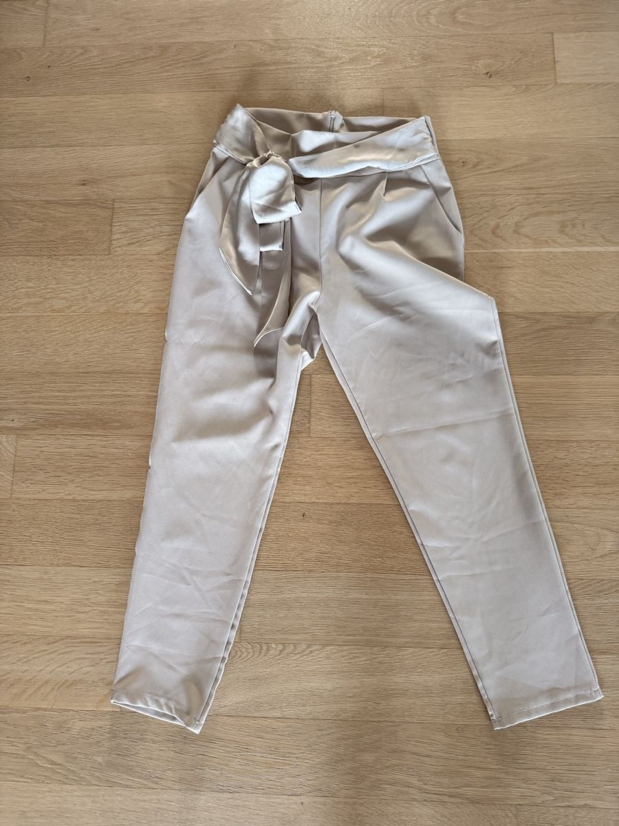 Pantaloni: Neue Hose "New Collection" Beige mit Bindegürtel, Gr. 36 – Usato da Staad SG venduto da Chirrari 2
