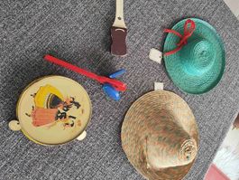 Set: 2 Strohhüte + 3 Musikinstrumente, Vintage