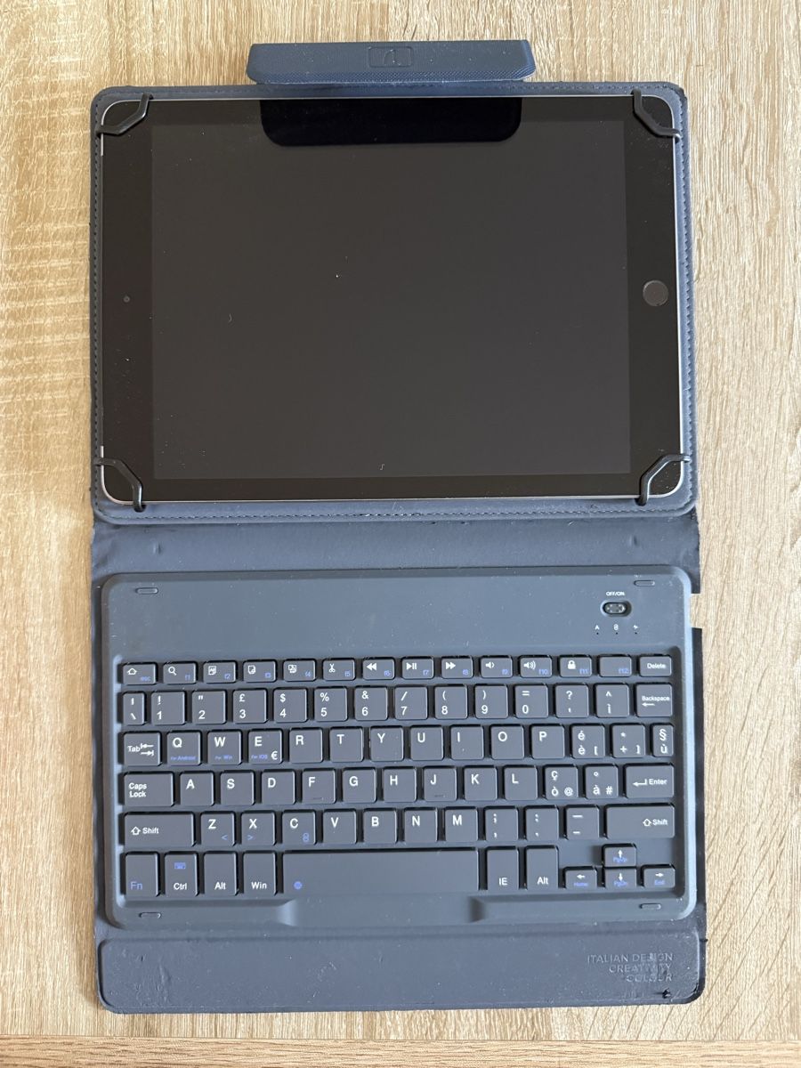 Apple Tablet PC: iPad 2016 with portable keyboard – Usato da Dietikon venduto da leo_2bf6