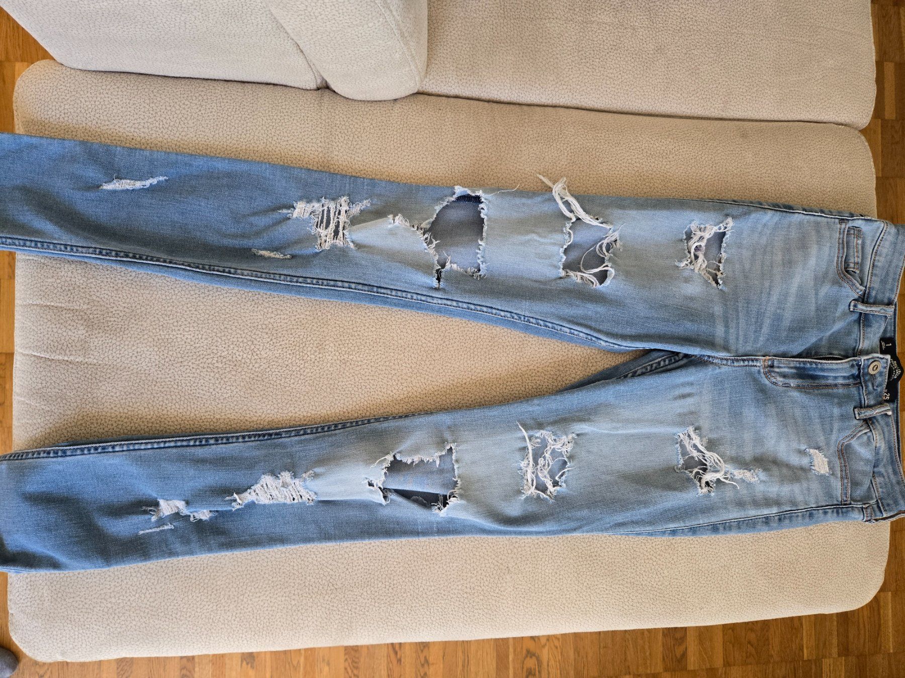 Hollister Jeans: Hollister Jeans – Nuovo (secondo la descrizione) da Zürich venduto da lis_t5vw