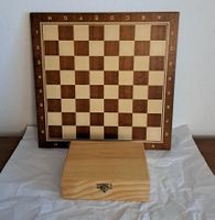 Schachbrett aus Holz mit Staunton Figuren