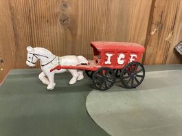Vintage Spielzeug aus Gusseisen, Pferd mit Eiswagen
