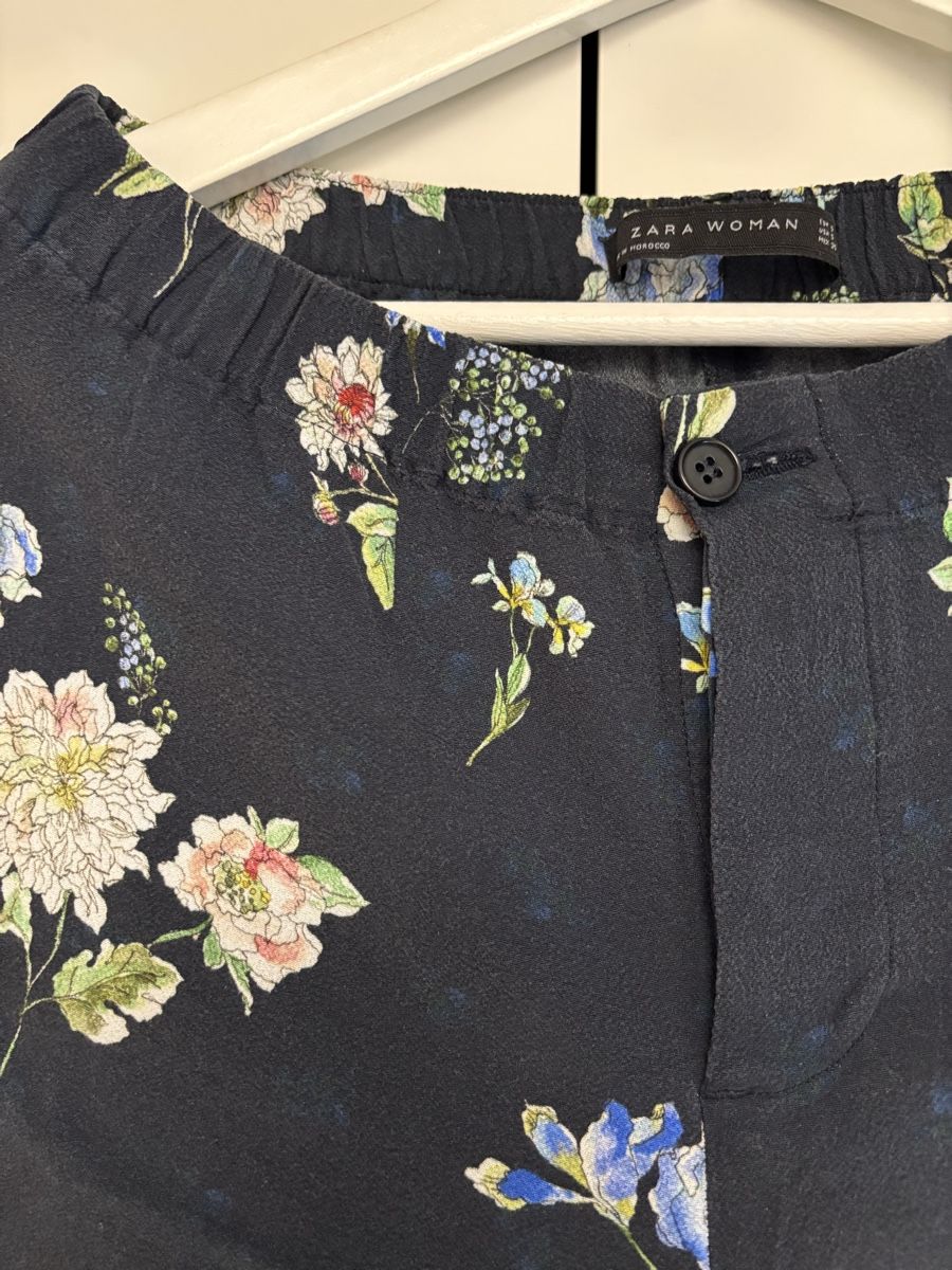 Zara Pantaloni: Zara Lieblings-Stoffhose Blumenmuster, Gr. S – Usato da Allenwinden venduto da clamel 3