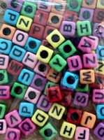 Bastelperlen Buchstaben Würfelform bunt, 200 Stück