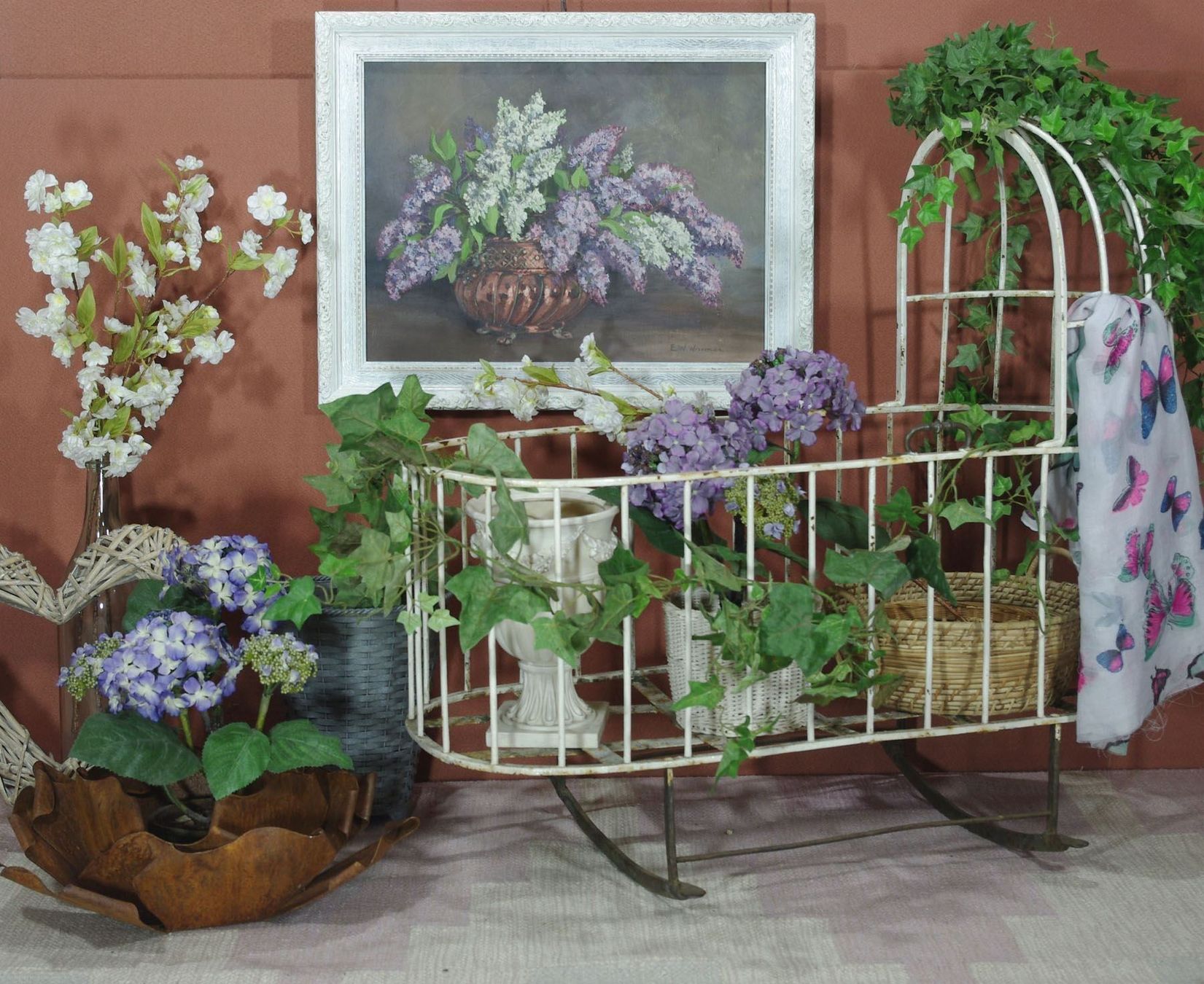 Skulpturen & Statuen: grosse antike Shabby Chic Eisenwiege – Gebraucht aus Meggen von Trouvaillen