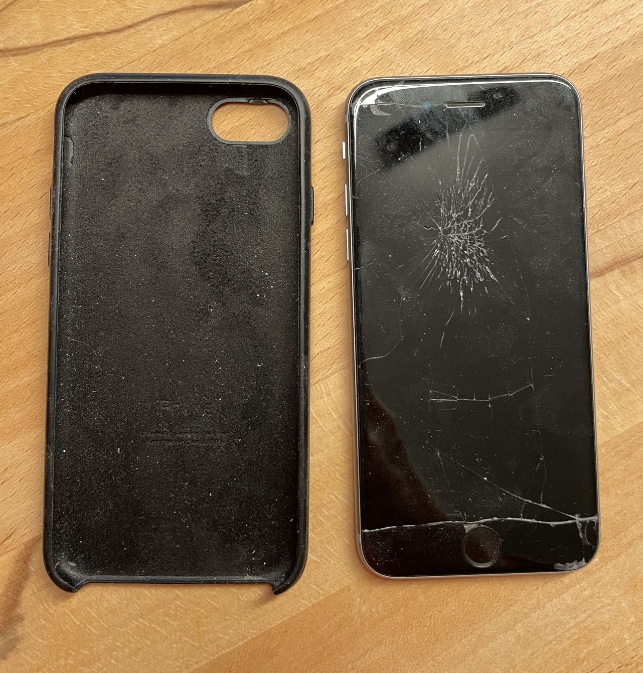 Apple Telefoni cellulari / Smartphones: Iphone SE mit Hülle - defekt – Difettoso da Madiswil venduto da Stratosteve