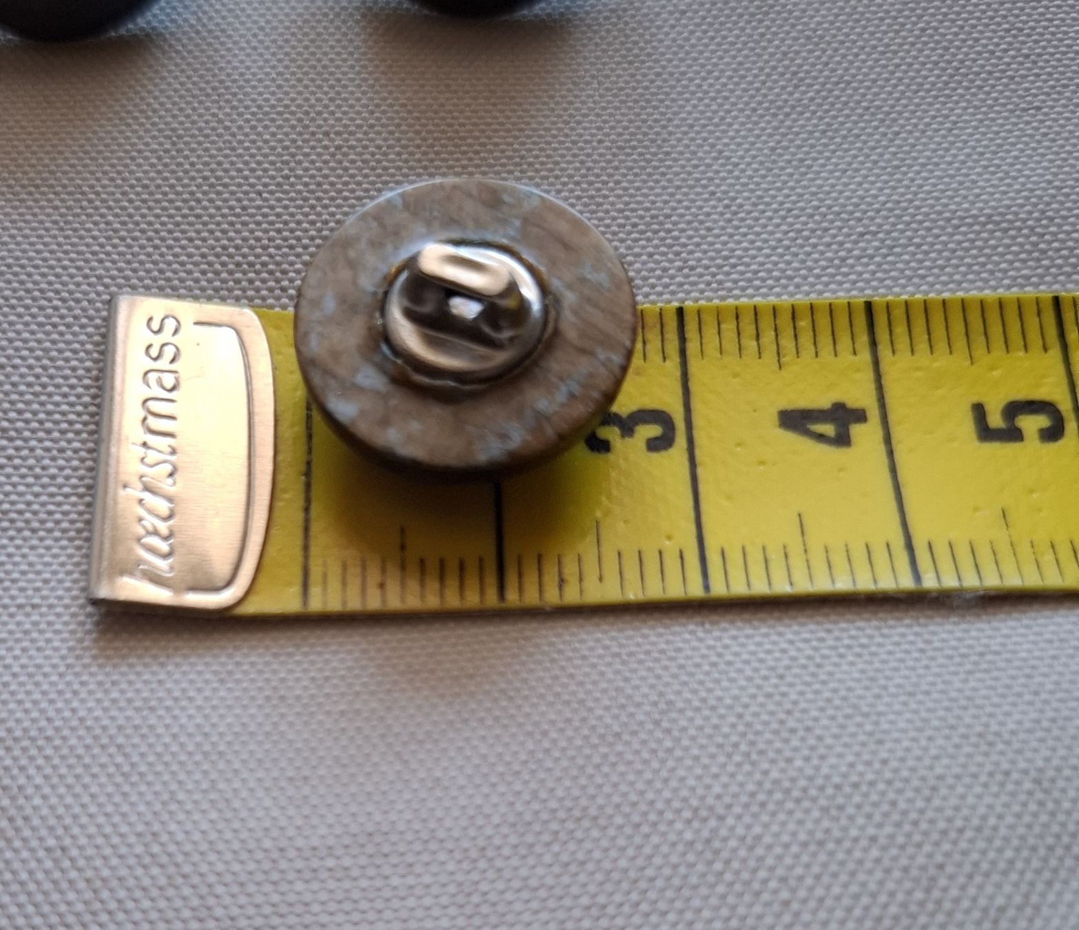 Bottoni: 7 Knöpfe, beige- braun- grau marmoriert , 18 mm. – Nuovo (secondo la descrizione) da Dietikon venduto da Hirschkopf 3