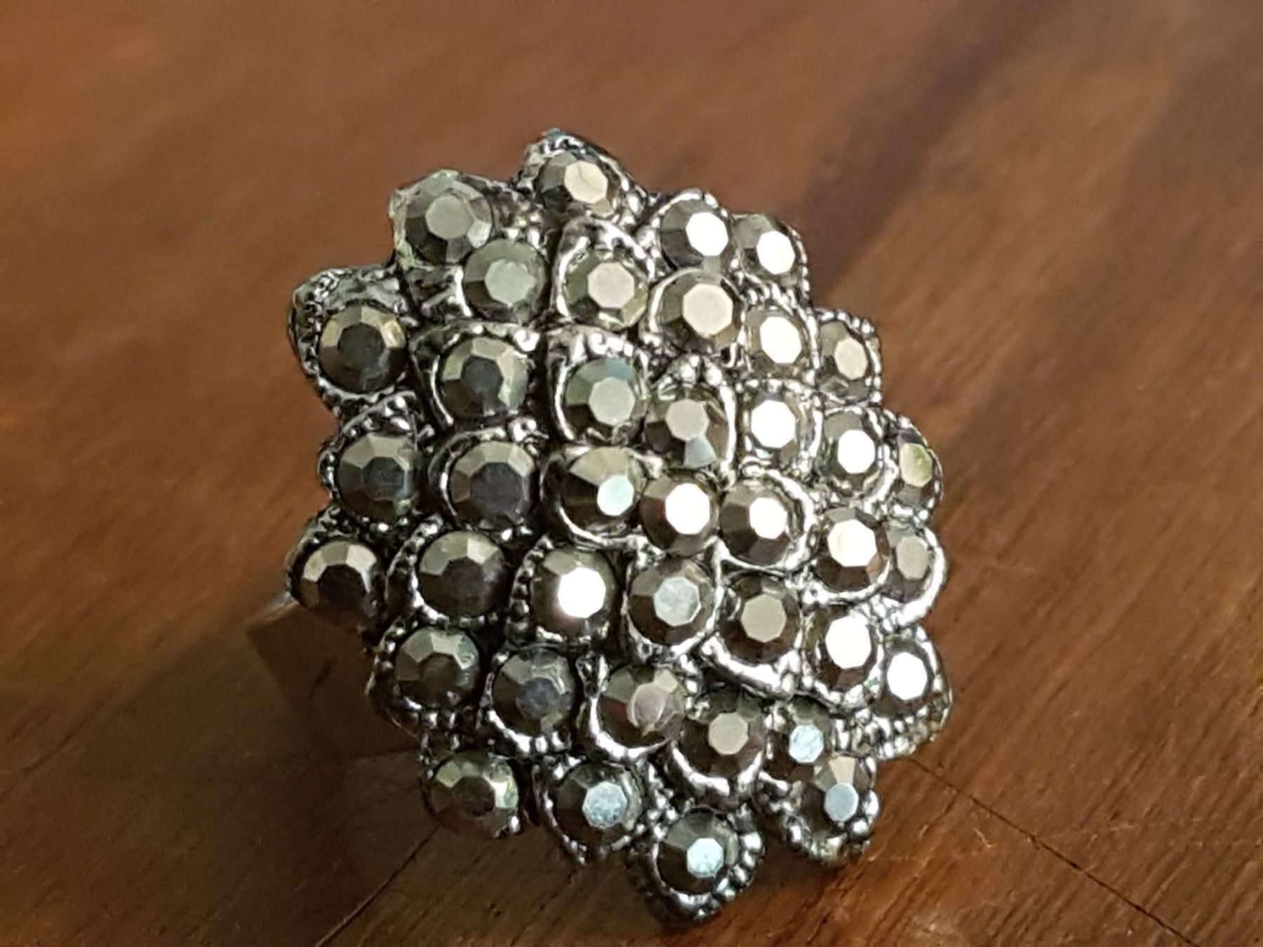 Ringe: Ring Metall mit facettierten Steinchen, oval, Hingucker – Gebraucht aus Ettingen von Maranathatalitha 1