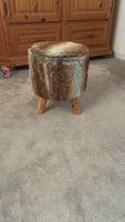 Hocker mit Kunstfellbezug und Holzbeinen braun/grau