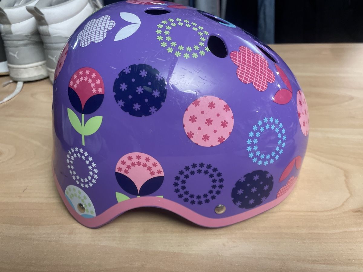 Micro Helme: Micro Mädchen Velo Helm Grösse 48-53 cm, Lila, Blumenmuster – Gebraucht aus Obergerlafingen von cabo4