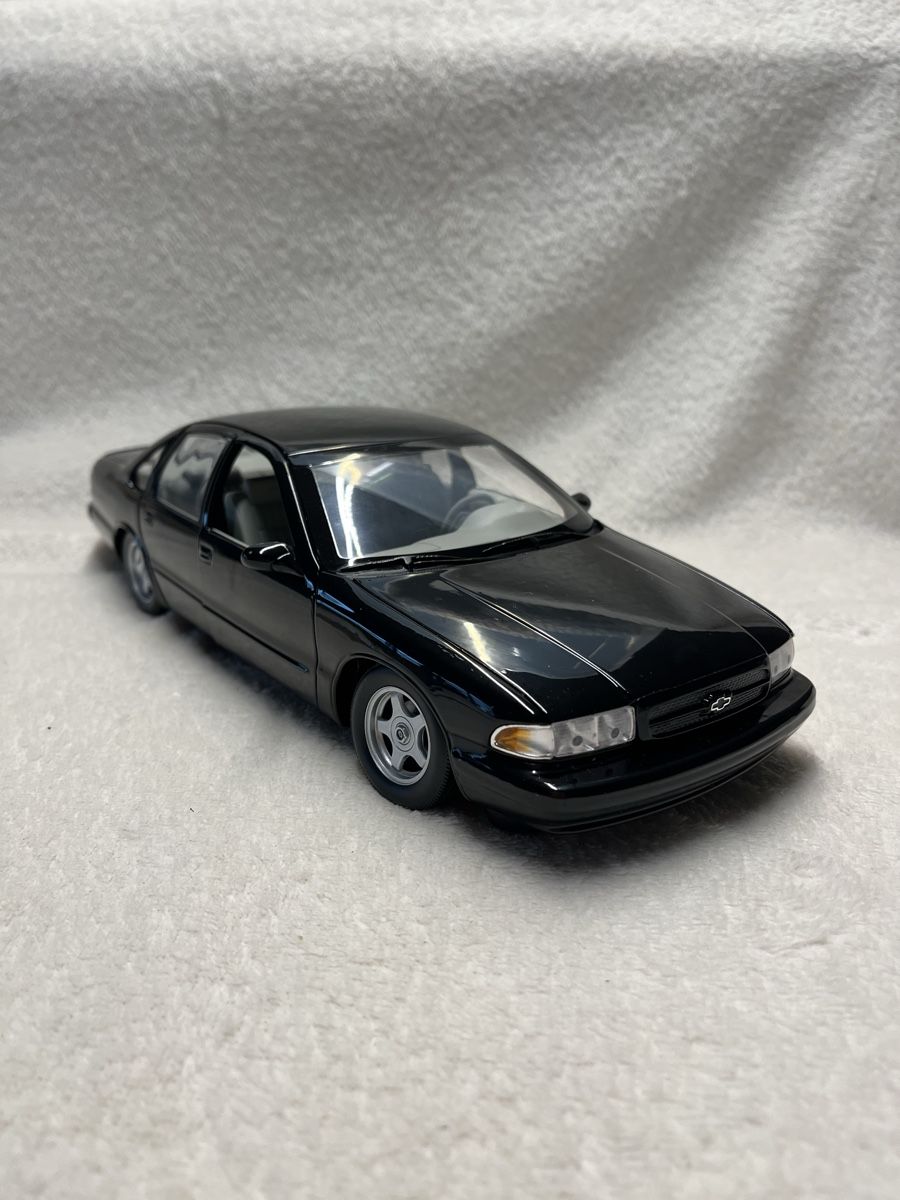 UT Models Modellini d'auto: Chevrolet Impala SS   – Nuovo (secondo la descrizione) da Oberweningen venduto da mer_2yn9
