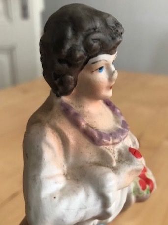 Figuren: Porzellan-Figur junger Mann mit Rosen – Gebraucht aus Basel von romaz61 9
