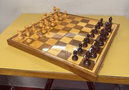 Schachspiel aus Holz mit Figuren klappbares