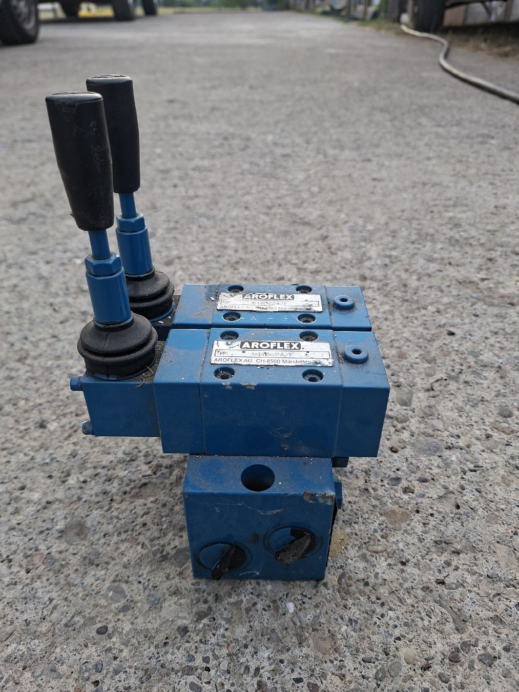 Autres pour métaux et serrurerie: Hydraulik Steuerventil – D'occasion à Oberbüren par r.frei 1