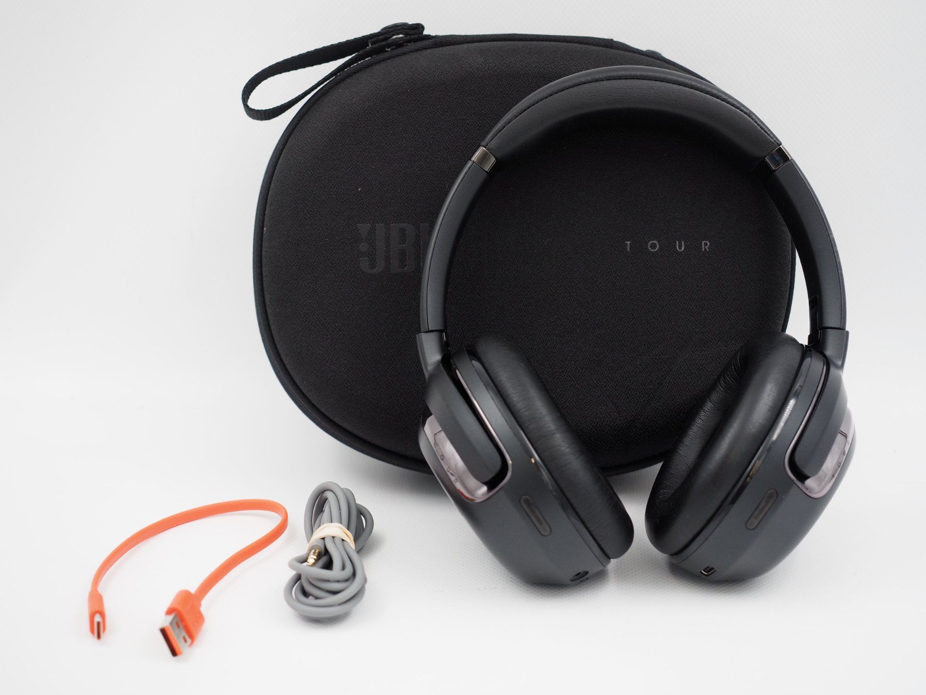 JBL Cuffie: JBL Tour One M2 Bluetooth Kopfhörer (26080702) – Usato da Zürich venduto da fundsachenverkauf