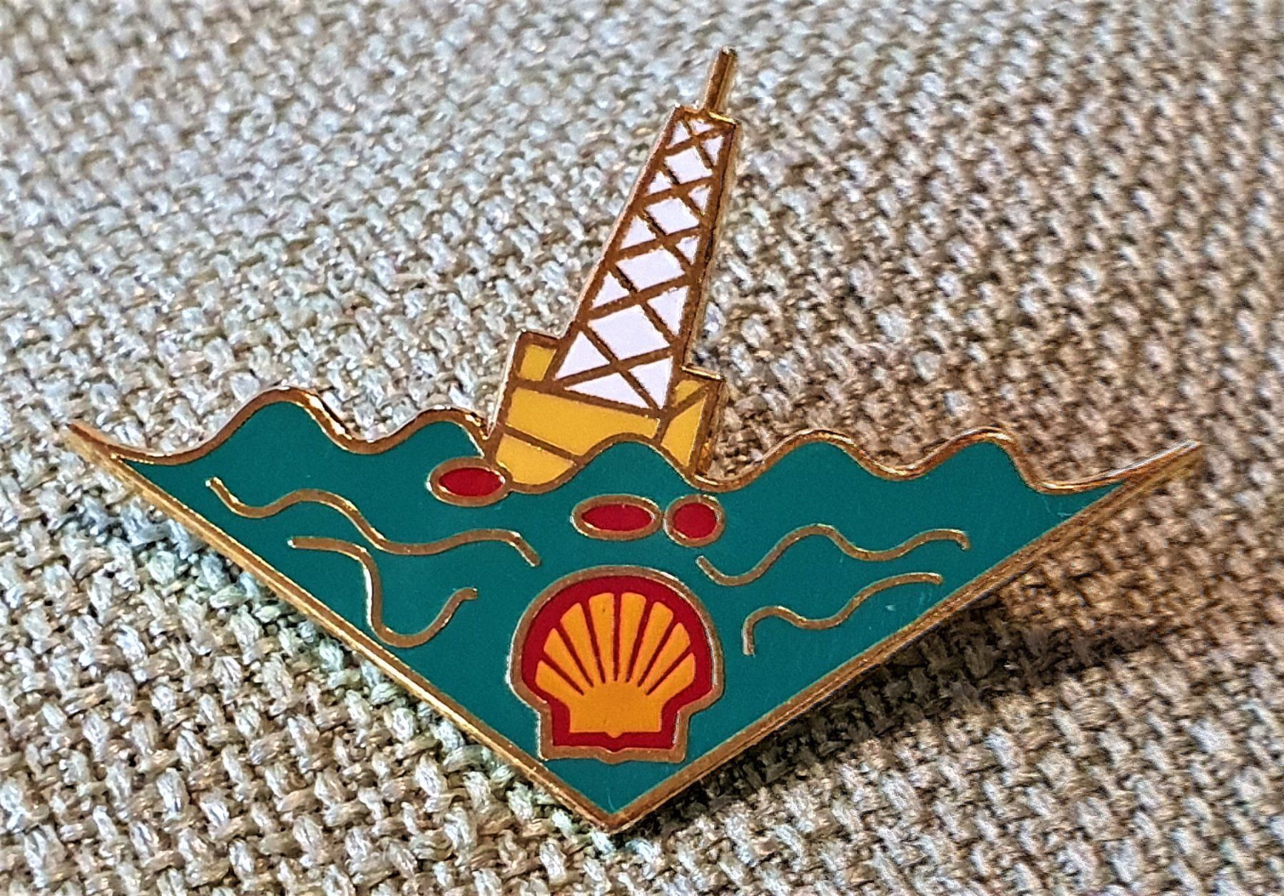 Ohrringe & -stecker: D290 - Pin SHELL Bohrinsel Bohrturm Meer – Gebraucht aus Reinach BL von Boston-Verkauf