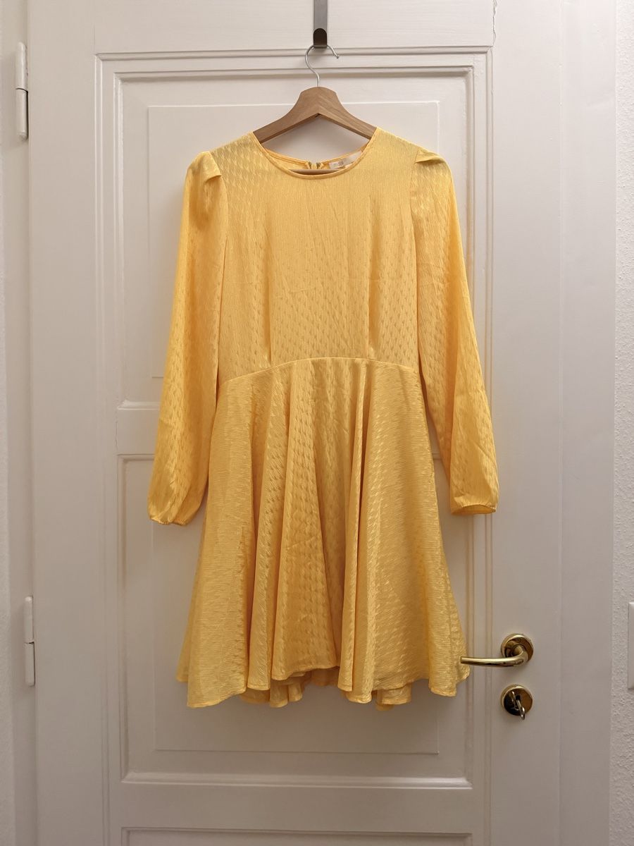 Maje Vestiti: Maje Yellow Dress - New with tags – Nuovo (secondo la descrizione) da Lausanne venduto da bea_z8jl