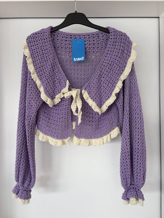 Gehäkelte Strickjacke lila mit cremefarbener Borte Gr. M