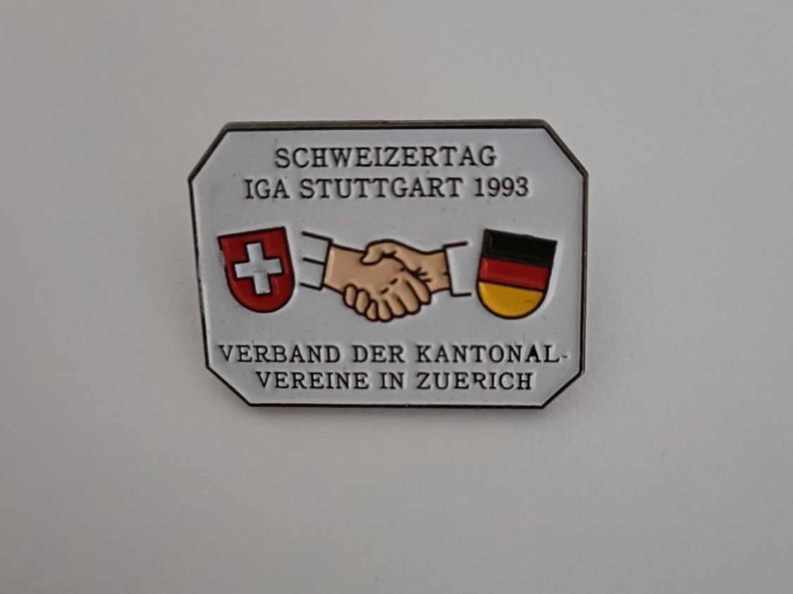 Plaketten & Abzeichen: Pin Schweizertag IGA Stuttgart 1993 - Box 29 – Gebraucht aus Köniz von Pinscollect