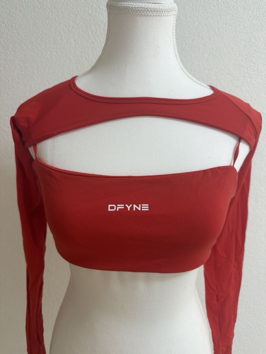 DFYNE Top: Rotes DFYNE Oberteil mit langen Ärmeln, Grösse S/M – Nuovo (secondo la descrizione) da Effretikon venduto da MaisonNade 1