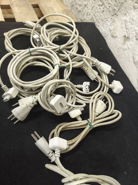 Apple Kabel: Stromkabel mit Schweizer Stecker – Gebraucht aus Binningen von saviola01