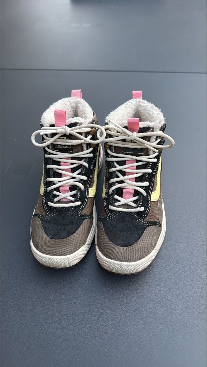 Vans Schuhe für Mädchen: Warme Vans Winter-Sneaker Gr. 38 Neuwertig – Gebraucht aus Scuol von bia_v5bz