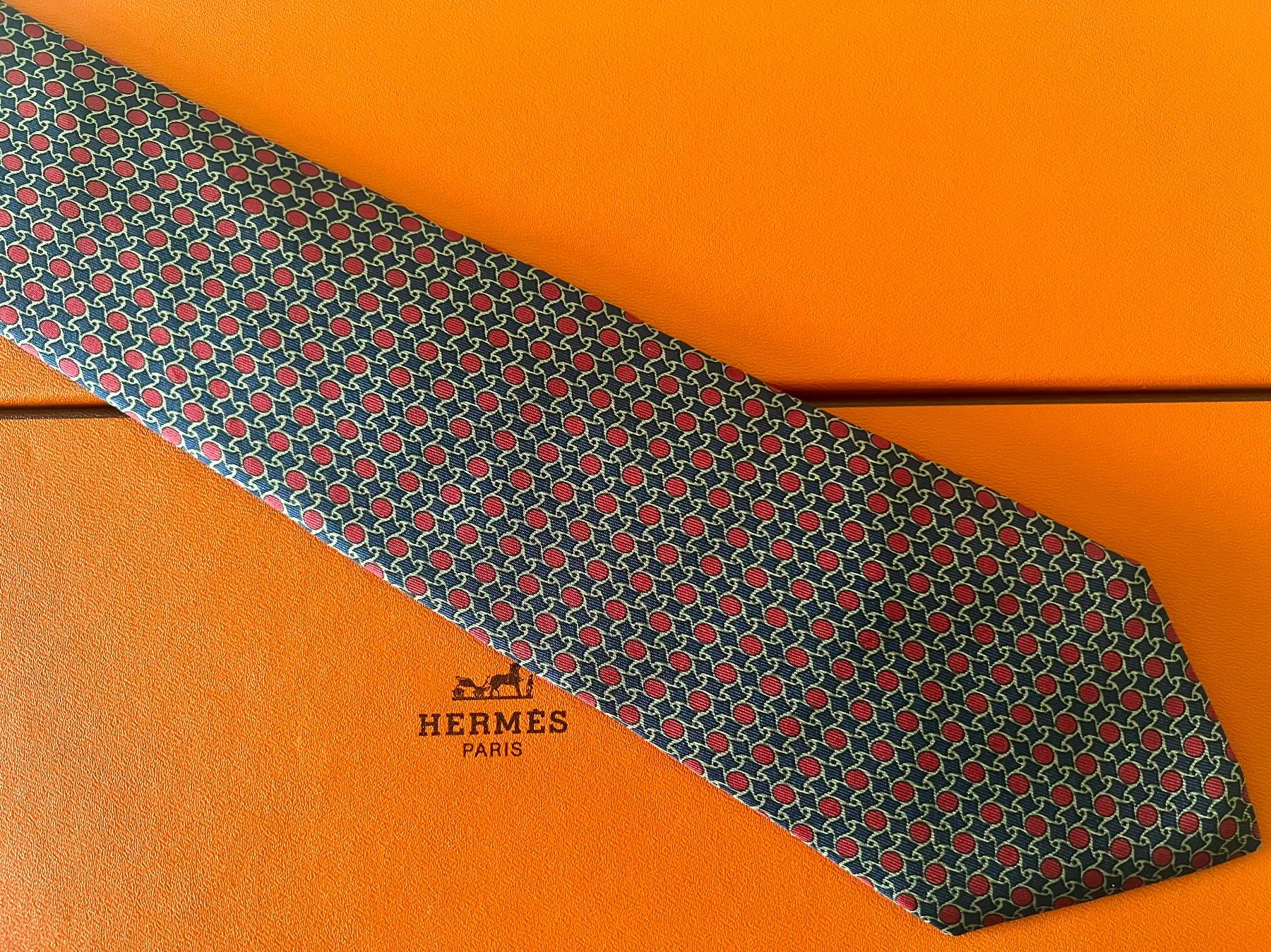 Cravate HERMESParis „Linked Red Dots“ avec box original Kaufen auf