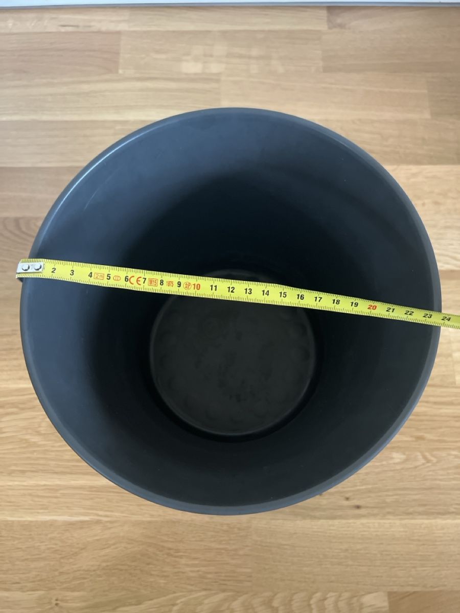 Pots de fleurs: Schwarzer Übertopf, Ø 24cm – D'occasion à Basel par clembou 1