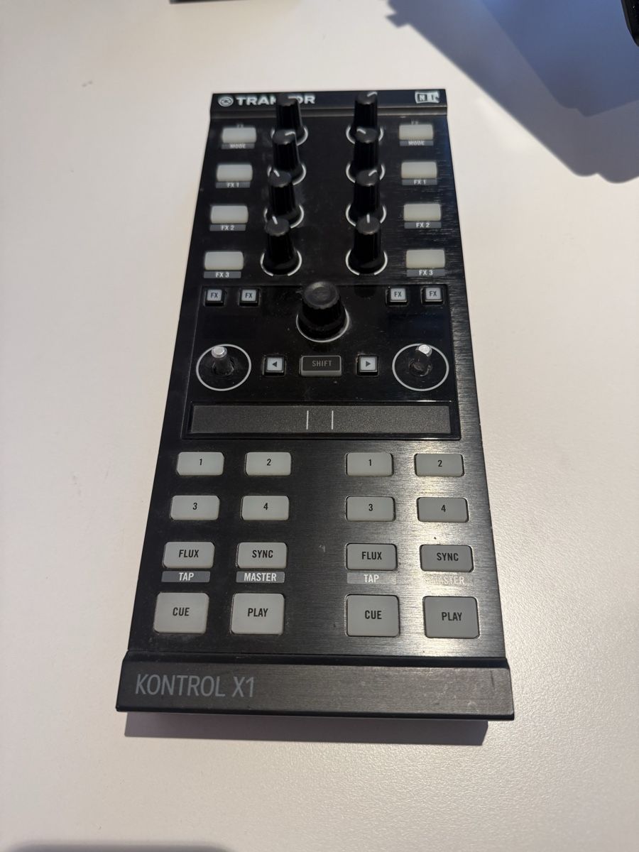 Sistema di controllo: DJ Controller Native Instruments Traktor Kontrol X1 MK2 – Usato da St. Gallen venduto da ChJermann