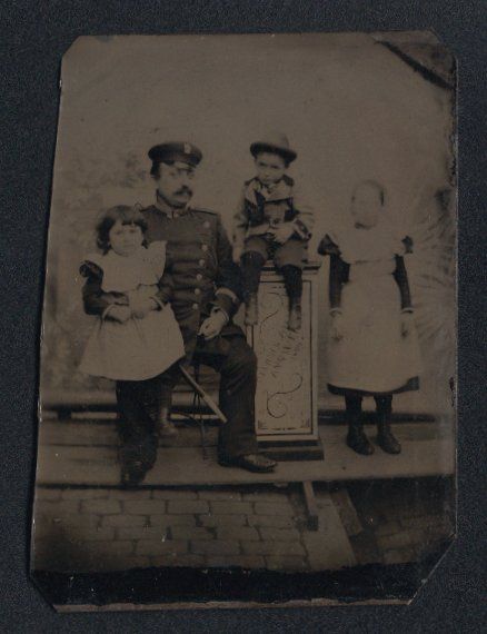 Fotografie & Manifesti: Fotografie Ferrotypie Beamter in Uniform – Usato da Berlin venduto da bartko-reher