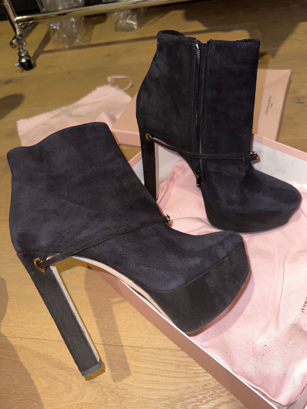 Scarpe da donna: Jennifer Chamandi suede boots – Nuovo (secondo la descrizione) da Genève venduto da val_rp9x