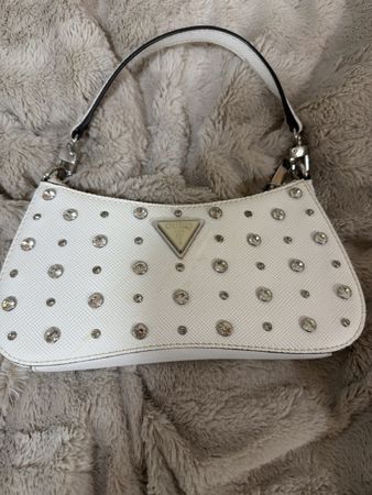 Trendige Guess Baguette Tasche, weiss mit Strass, Top!