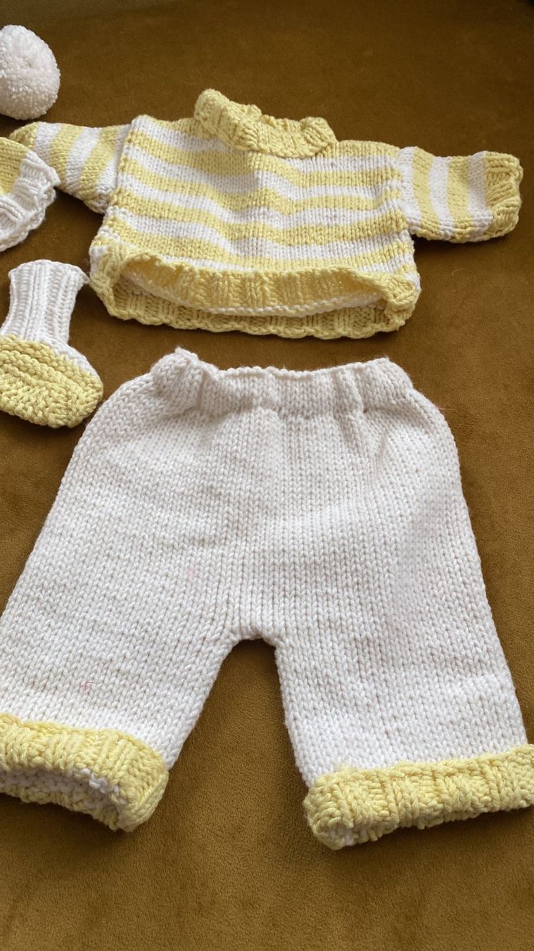 Poupées: gestrickte Puppen Kleider, handarbeit – D'occasion à Dagmersellen par Arcticsnow2017 2