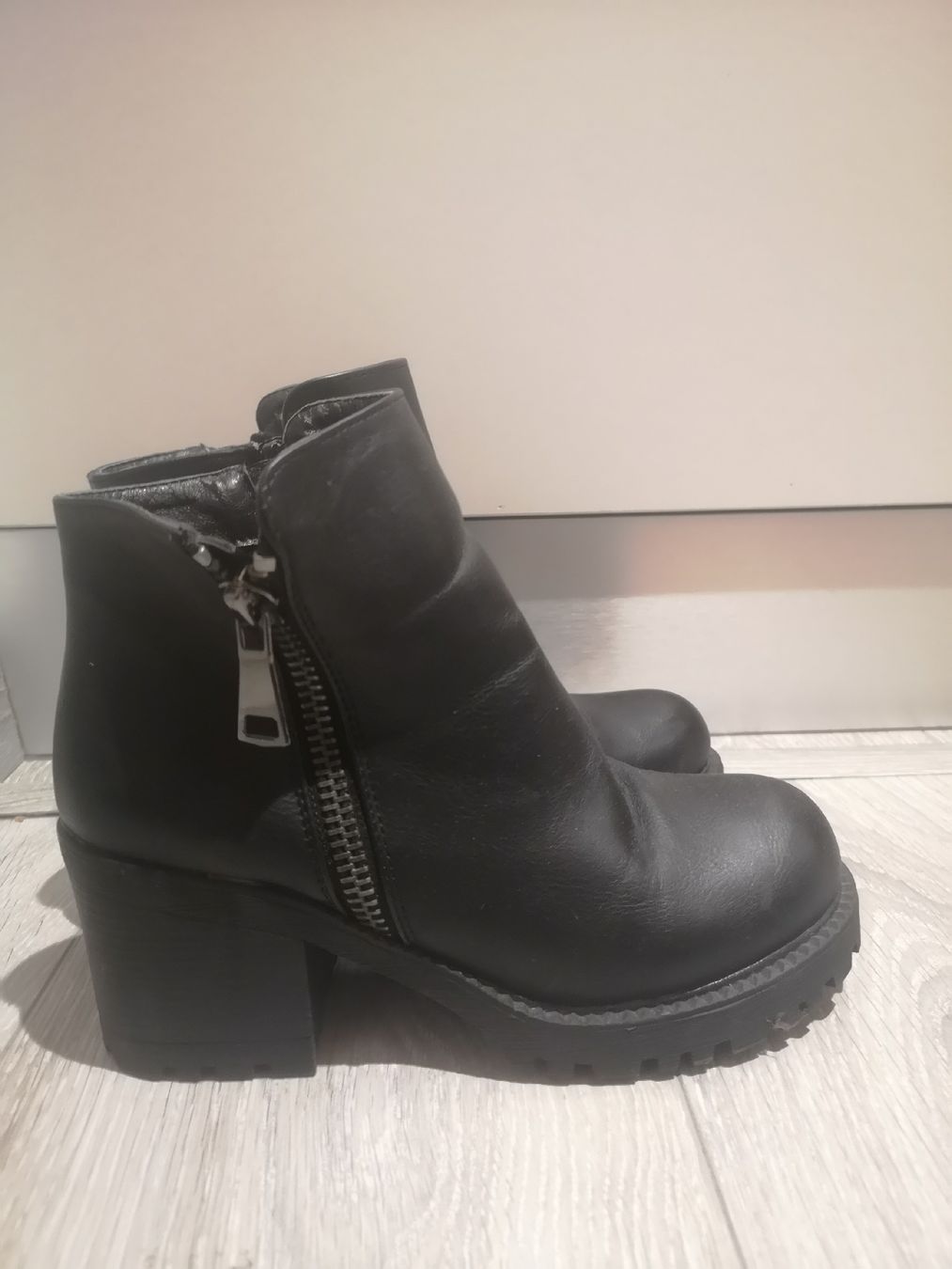 Scarpe da donna: Stivaletti neri Gr. 36 – Usato da Lostallo venduto da cha_lx5j