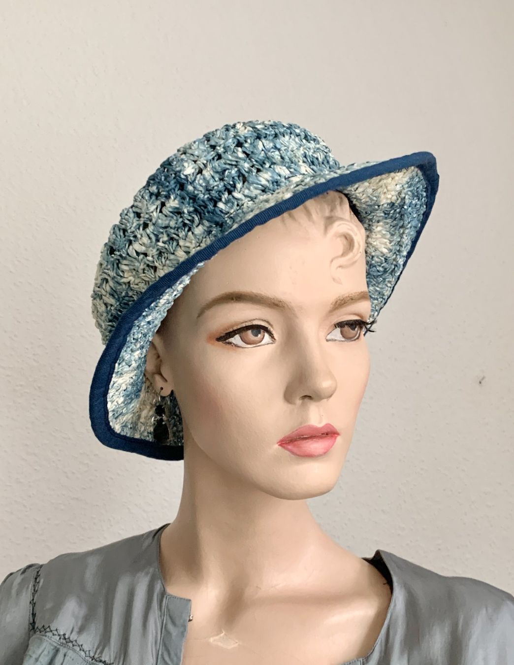 Copricapi, berretti & cappellini: Vintage Basthut in Blau/Crème – Usato da Kloten venduto da Nephty 1