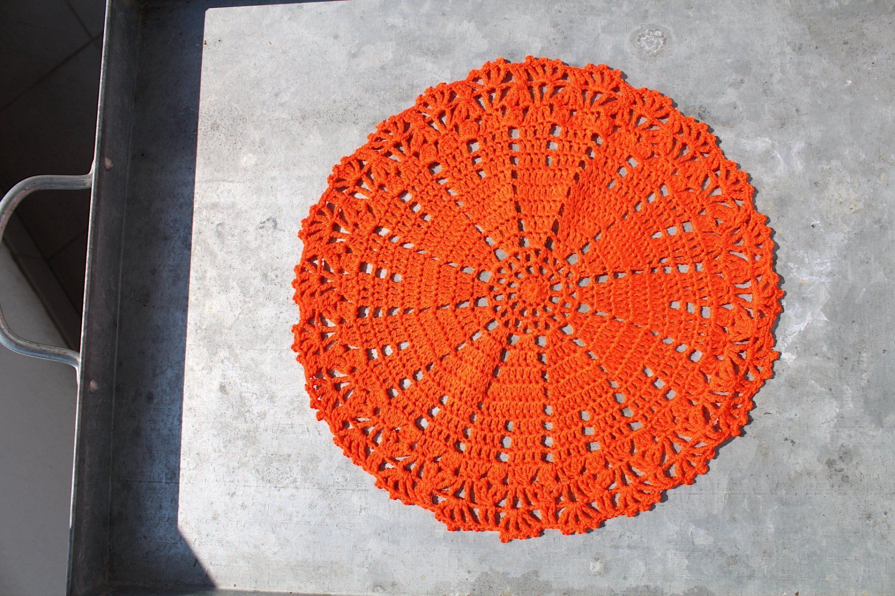 Altra biancheria da tavola: Oranges Farbiges Häkel Deckchen, 28 cm, – Usato da Locarno venduto da fripui