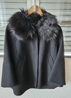 Zara Cape mit Fellkragen, Schwarz, XS