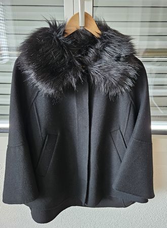 Zara Cape mit Fellkragen, Schwarz, XS