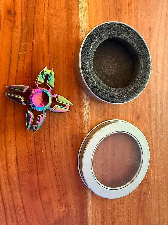 Jouets: Metall Fidget Spinner Rainbow mit Box – D'occasion à Zollikofen par hri_r8pr 2