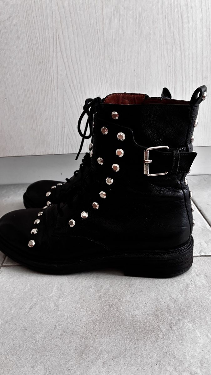 Scarpe da donna: Black studded leather boots – Usato da Zürich venduto da tha_nhm8 1