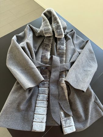 Grauer Mantel mit Kapuze, Grösse M/L